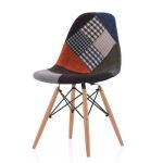 Стул на деревянных ножках