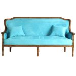 Диван с обивкой из ткани голубого цвета