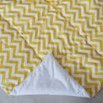 Стеганый игровой коврик Yellow Zigzag 110х110 см