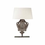 Настольная лампа с белым абажуром