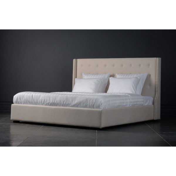 Кровать Джарроу Баттонс с изголовьям декорированным металлическими клёпками 200х200 см — изображение 3