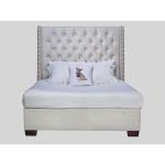 Кровать  декорирована молдингами 200х180 см