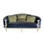 Трехместный диван в классическом стиле