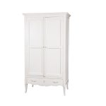 Шкаф из дерева белого цвета