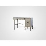 Письменный стол украшен резьбой и старением  