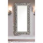 Зеркало в резной раме серебряное