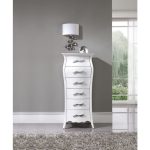 Высокий комод белого цвета