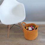 Вязаная корзина Горчичная большая с ручками — изображение 3