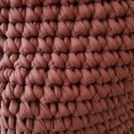 Вязаная корзина Шоколад большая с ручками — изображение 3