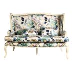 Диванетка на резном деревянном каркасе