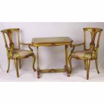 Кофейный стол со стульями из дерева