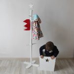 Детская вешалка на ножке белая — изображение 2