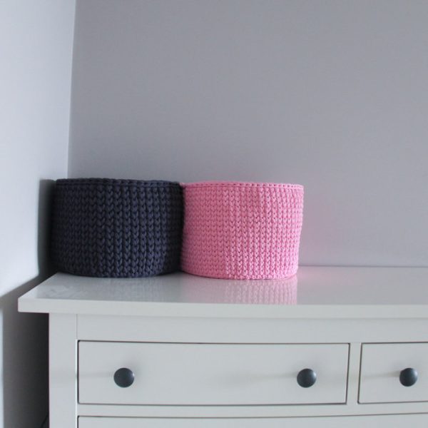 2983product_gallery_photo_acddc8d9-ee01-483a-88e7-cdcb0a1ba7cf.jpg Вязаная корзина Розовая круглая малая — изображение 6