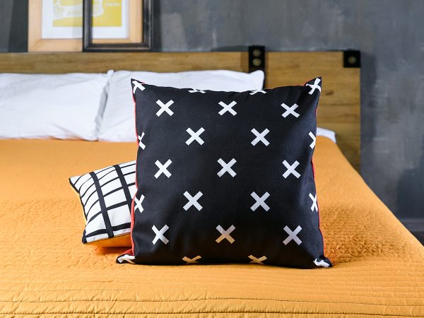 Декоративная подушка Memphis красный, черный — изображение 5