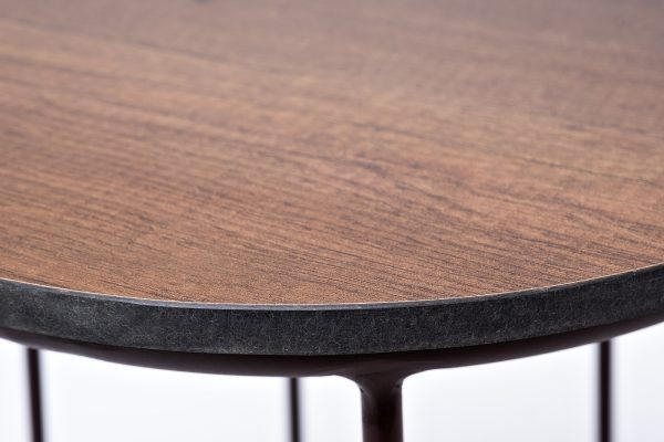 "Эквадор" журнальный стол из HPL круглый Ø40 H55, каркас из алюминия коричневый (RAL 8016) муар, цвет столешницы "дуб" — изображение 4