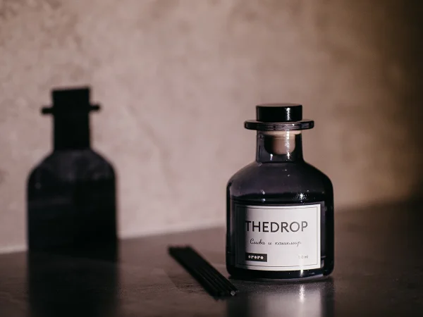 diffuzor-thedrop-150-ml-aromat-sliva-i-kashemir-2 Диффузор THEDROP 150 мл, аромат слива и кашемир черный — изображение 3