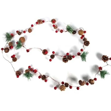 Гирлянда с шишками и ягодами