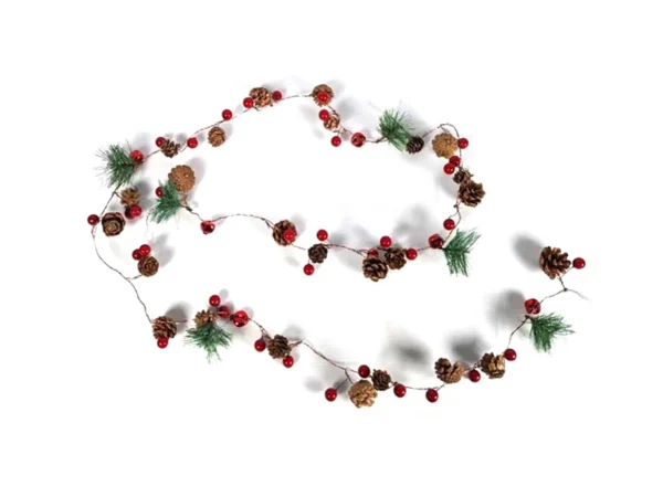 Гирлянда с шишками и ягодами