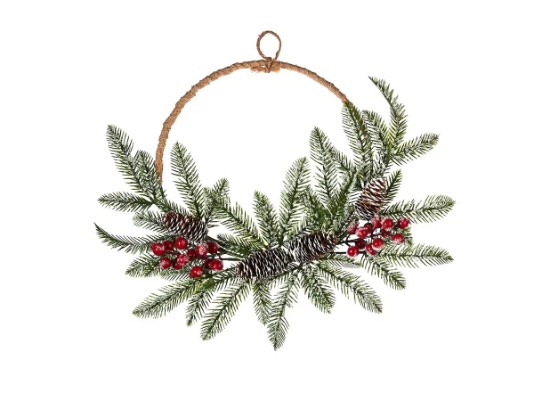 Новогодний венок заснеженный с ягодами и шишками