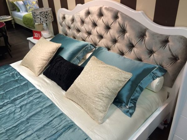 Покрывало с 6 подушками и пледом MODENA