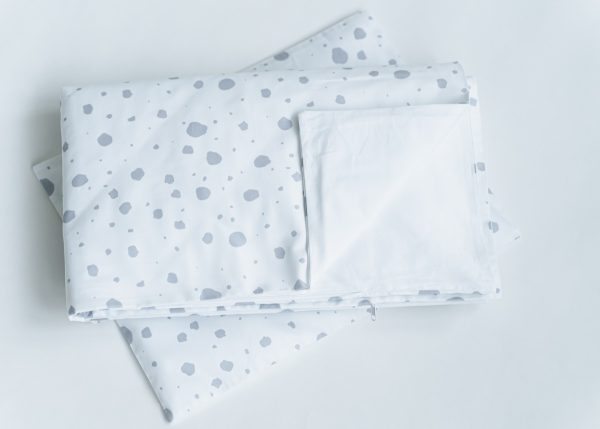 Постельное бельё в детскую кроватку (пятнышки серые, сатин) — изображение 3