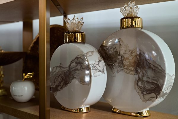 55RD4283S Ваза с крышкой керам. белая с серым декором 23*8*33см — изображение 3