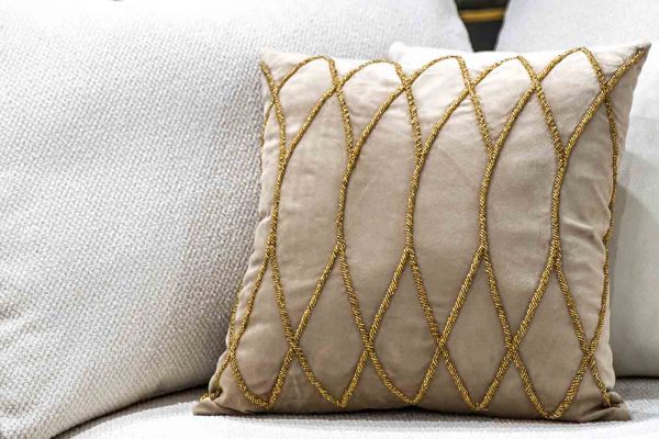 70SW-11123 Подушка с бисером "Силуэт" бежевая 45*45см — изображение 2