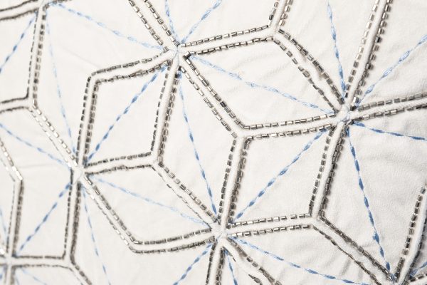 70SW-20712 Подушка с бисером "Шестигранники" белая 45*45см — изображение 2