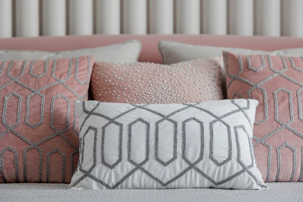 70SW-20714 Подушка с бисером "Геометрия" белая 30*50см — изображение 3