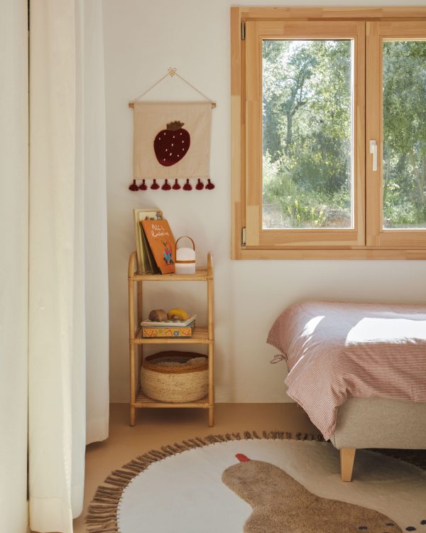 Amarantha Гобелен из 100% хлопка с красной клубникой и кисточками белого цвета 40 x 40 см — изображение 2