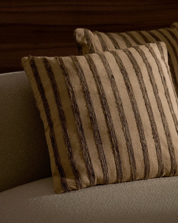 Чехол для подушки Enara из шелка и хлопка в бежево-коричневую полоску 45 x 45 см — изображение 3