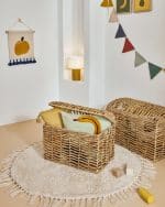 Гобелен Amarantha из 100% хлопка с желтым яблоком и синими кисточками белого цвета 30 x 30 см — изображение 2