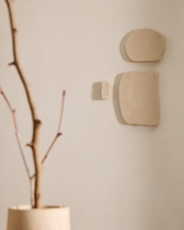 Набор из 3 квадратных настенных панелей Siluna из белого папье-маше — изображение 3