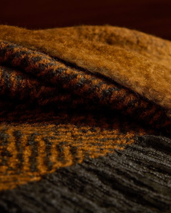 Плед Nidur из шерсти горчичного и серого цветов 130 x 170 см — изображение 3