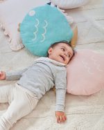 Подушка Delmare из 100% хлопка в форме рыбы розовая Ø 45 см — изображение 3