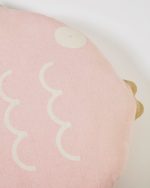 Подушка Delmare из 100% хлопка в форме рыбы розовая Ø 45 см — изображение 4