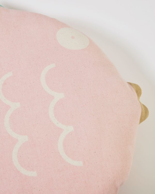 Подушка Delmare из 100% хлопка в форме рыбы розовая Ø 45 см — изображение 4