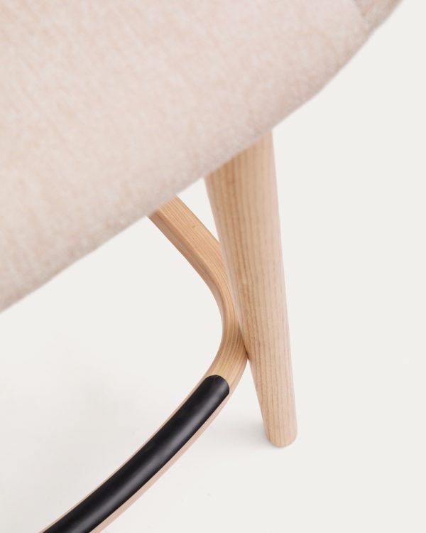 Полубарный стул Konna бежевого цвета с ножками из массива ясеня в светлой отделке, 65 см — изображение 4