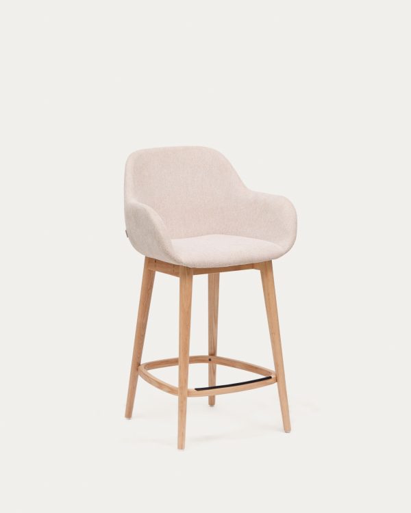 Полубарный стул Konna бежевого цвета с ножками из массива ясеня в светлой отделке