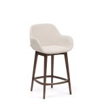 Полубарный стул Konna бежевого цвета с ножками из массива ясеня в темной отделке