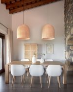 Стул Konna из белой ткани букле с ножками из массива ясеня — изображение 2