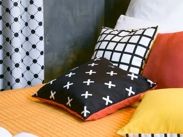 Декоративная подушка Memphis желтый, черный — изображение 3