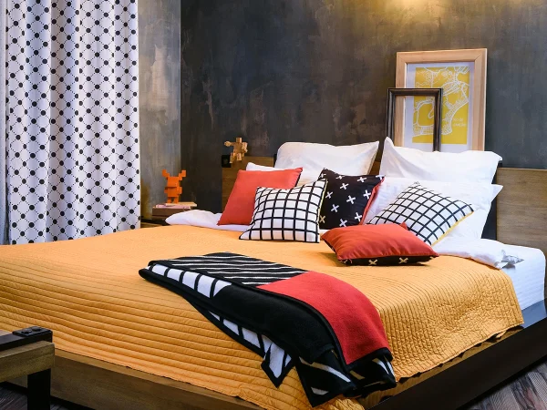 Декоративная подушка Memphis желтый, черный — изображение 4