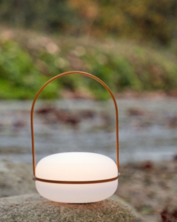 perenosnaja-nastolnaja-lampa-tea-iz-polijetilena-i-metalla-s-gorchichnoj-otdelkoj-3 Переносная настольная лампа Tea из полиэтилена и металла с горчичной отделкой — изображение 4