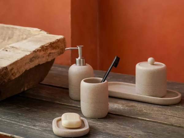 podstavka-dlja-vannyh-prinadlezhnostej-loup-4 Подставка для ванных принадлежностей Loup бежевый — изображение 5