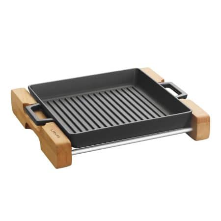 СКОВОРОДА-ГРИЛЬ 26X26 СО ВСТРОЕННЫМИ МЕТАЛЛИЧЕСКИМИ РУЧКАМИ И ДЕРЕВЯННОЙ ПОДСТАВКОЙ ДЛЯ СЕРВИРОВКИ