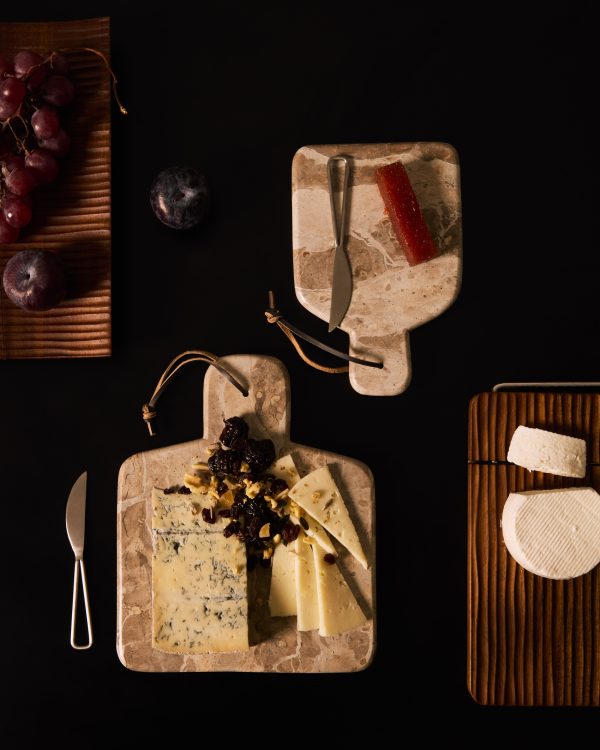 Suka Маленькая сервировочная доска из бежевого мрамора и нож из металла — изображение 2