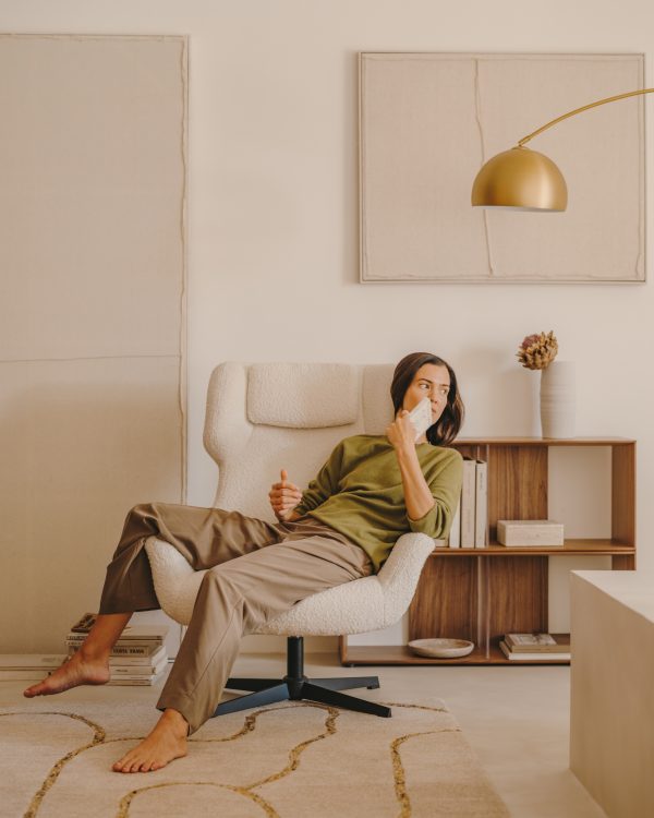 Zalina Вращающееся кресло с подлокотниками из белой ткани букле — изображение 3