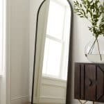 Зеркало в черной арочной раме “Хансен”