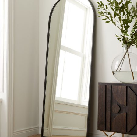 Зеркало в черной арочной раме “Хансен”